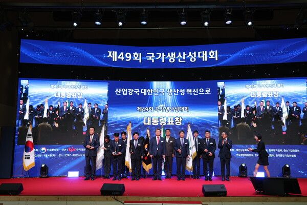 지난 4일 일산 킨텍스에서 열린 '제49회 국가생산성대상'에서 DB손해보험 정종표 사장(가운데)이 대통령표창을 수상받고 기념촬영을 하고 있다. DB손해보험 제공 [뉴스락]