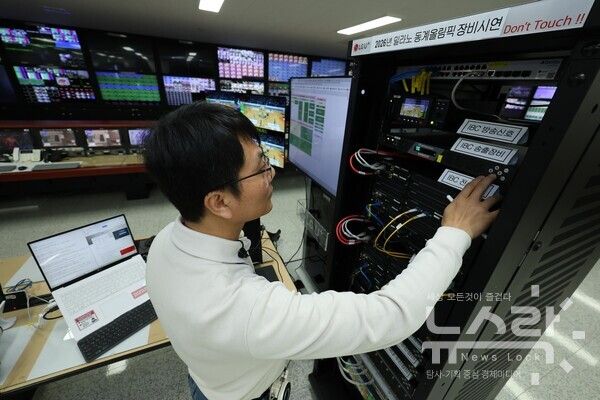 LG유플러스가 내년 2월 이탈리아 밀라노에서 개최되는 동계올림픽 방송 중계 준비에 박차를 가하고 있다. 사진은 LG유플러스 임직원이 안양사옥 방송센터에서 ‘히트리스 프로텍션’ 기술을 시연하고 있는 모습(1)과 방송중계 장비를 조작하고 있는 모습. 사진=LG유플러스 [뉴스락]