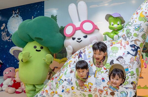 KB금융 스타프렌즈 캐릭터와 어린이 관람객들이 지난&nbsp;10월&nbsp;16일 서울 도봉구 둘리뮤지엄에서 진행된 「문화의 날,&nbsp;별과 함께 날다」 이벤트에 참여하고 있다. KB금융그룹 제공 [뉴스락]