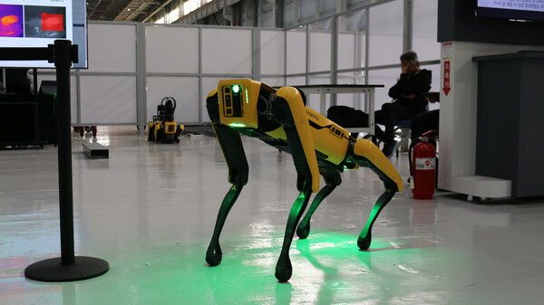보스턴 다이나믹스의 4족 보행 로봇 'SPOT'이 공장을 자율 순찰하며 다양한 센서로 설비 상태를 실시간 모니터링하는 모습.&nbsp;현대차·기아 제공 [뉴스락]