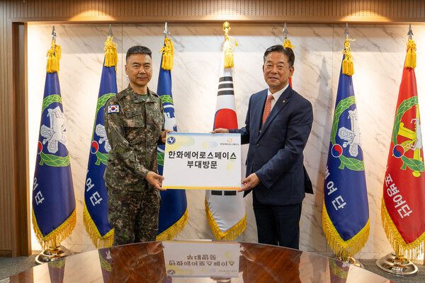 사진2. 지난 5일 육군 9사단 백마부대에서 진행된 위문금 전달식에서 강준수 한화에어로스페이스 임원(오른쪽)과 권영우 9사단장 직무대리(준장, 왼쪽)가 기념사진을 찍고 있다.