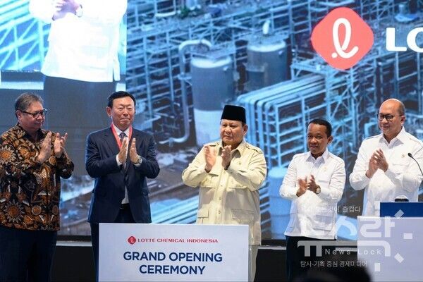 지난 6일 인도네시아 반텐주 찔레곤시에서 롯데케미칼 인도네시아(LOTTE Chemical Indonesia, 이하 LCI) 준공식이 개최됐다. (왼쪽에서 두번째) 신동빈 롯데그룹 회장,(가운데) 프라보워 수비안토(Prabowo Subianto) 인도네시아 대통령. 사진=롯데케미칼 [뉴스락]