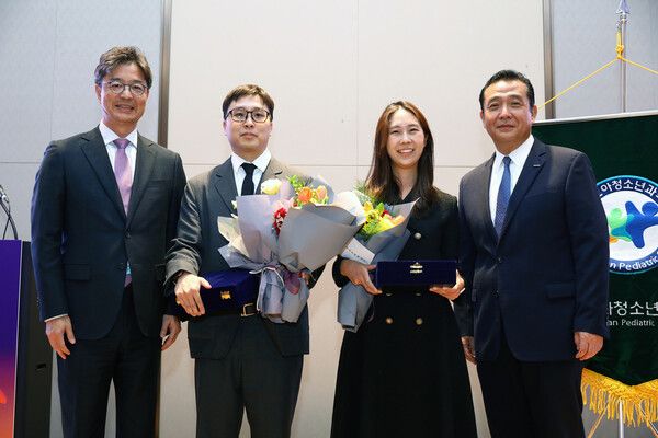 왼쪽부터 대한소아청소년과학회 김한석 이사장,&nbsp;지니너스 서은섭 책임연구원,&nbsp;중앙대학교병원 이다혜 조교수,&nbsp;두산연강재단 이원재 대표. 사진 두산그룹 [뉴스락]