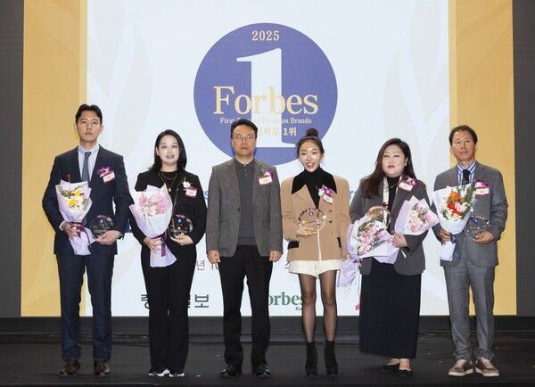 오뚜기의 라이트푸드 통합 브랜드 '라이트앤조이'가 포브스코리아와 중앙일보가 주최·주관하고&nbsp;JTBC가 후원하는 '2025 고객신뢰도&nbsp;1위 프리미엄 브랜드 시상식'에서 식품 부문 대상을 수상했다. 오뚜기 제공 [뉴스락]