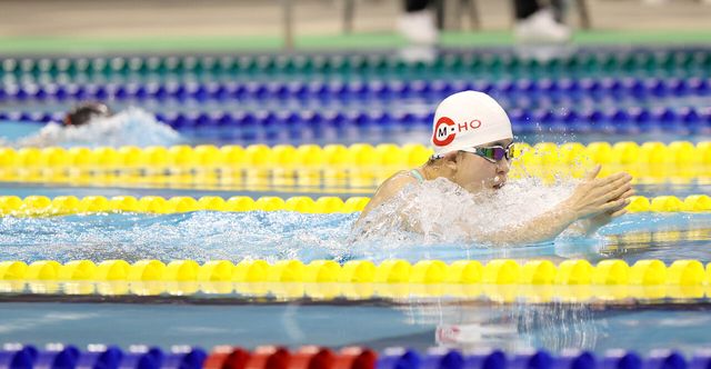 황신 양(16세)이 수영장에서 접영을 하고 있는 모습. KB국민카드 제공 [뉴스락]