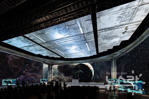 LG전자의 버추얼 프로덕션 전용 고화질 LED 솔루션으로 만든 국내 최대 규모 가상 스튜디오에서 영화 촬영을 위한 가상 배경을 구현하고 있다. 사진=LG전자 [뉴스락]