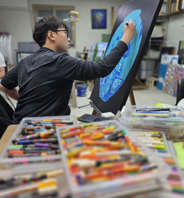 손우진 학생(15세)이 서양화 그림을 그리고 있는 모습. KB국민카드 제공 [뉴스락]
