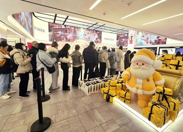 신세계면세점이 명동점&nbsp;10층 아이코닉존에 호호바 전문 글로벌 클린뷰티 브랜드 핑크원더(PINKWONDER)를 신규 입점시키고, 연말 테마 팝업스토어를 공개했다. 신세계면세점 제공 [뉴스락]