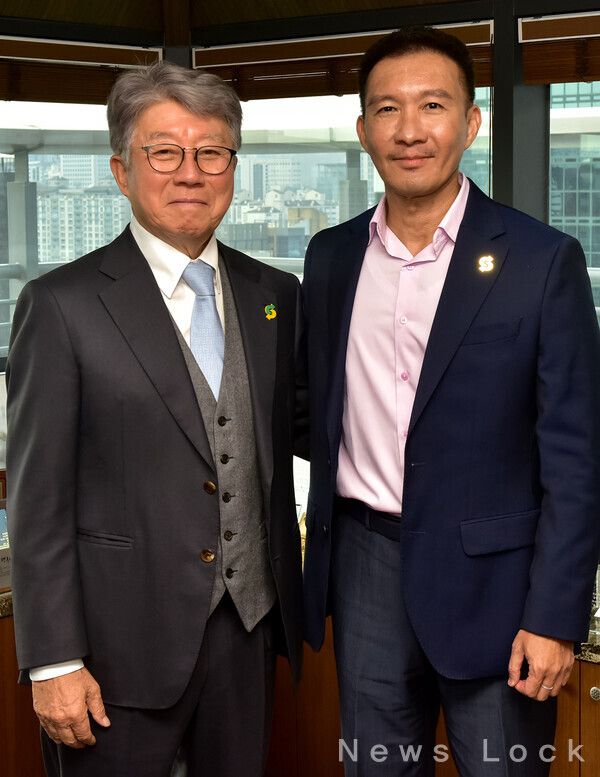 청오DPK 회장 오광현(좌)와 써브웨이 아시아태평양 지역 사장 조셉슈(우)가 기념 촬영을 하고 있다. 도미노피자 제공 [뉴스락]