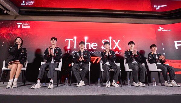 15일&nbsp;T팩토리 성수에서&nbsp;T1&nbsp;선수들이 ‘2025&nbsp;리그 오브 레전드 월드 챔피언십’ 우승을 기념해 팬미팅 행사를 진행하고 있다. SKT 제공 [뉴스락]