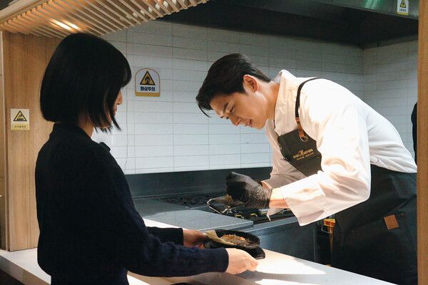 서울 마포구 CJ프레시웨이 본사 구내식당을 찾은&nbsp;오스틴 강 셰프가 급식 이용객에게 메뉴를 제공하고 있다. CJ프레시웨이 제공 [뉴스락]