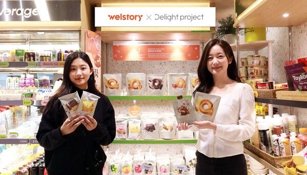 삼성웰스토리 간편식 코너에서 제공중인 '딜라이트 프로젝트' 제품을 임직원이 선보이고 있다. 삼성웰스토리 제공 [뉴스락]