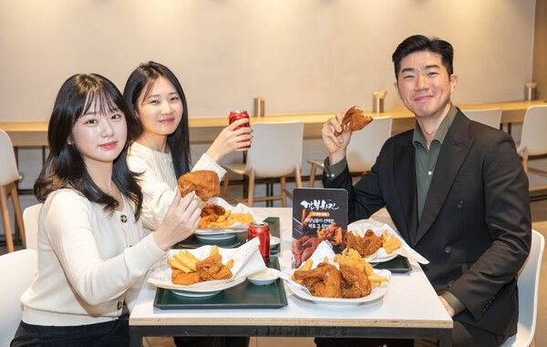 현대그린푸드가 운영하고 있는 단체급식 사업장에서 직원들이 'AI 깐부' 콜라보 세트를 소개하고 있는 모습. 현대그린푸드 제공 [뉴스락]