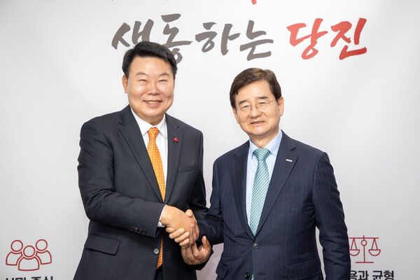 김선규 호반그룹 회장(오른쪽)과 오성환 당진시장이 18일 충남 당진시청에서 교통약자 주차공간 조성 사업 지원 방안에 대해 논의한 후 기념촬영을 하고 있다. 호반그룹 제공 [뉴스락]