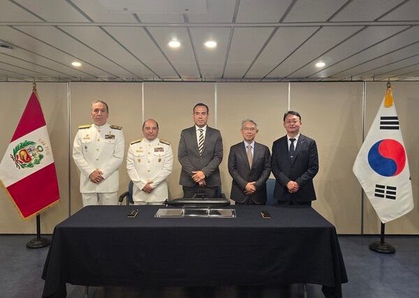 지난 19일(현지시간) 페루 리마의 국영 시마조선소에서 호세 헤리 페루 대통령(사진 가운데)과 HD현대중공업 함정사업본부 박용열 본부장(사진 오른쪽)이 ‘차세대 잠수함 공동개발 계약’을 체결하는 모습. 사진 HD현대중공업 [뉴스락]