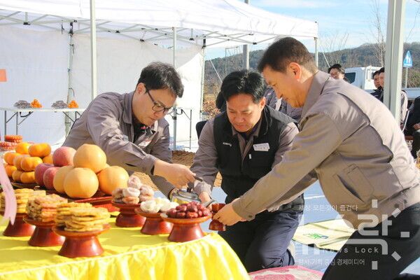 22일 함평공장 부지에서 진행된 안전기원제에서 정일택 대표(사진 오른쪽)와 정종오 대표지회장(사진 가운데)이 초헌례를 올리고 있다. 사진=금호타이어 [뉴스락]