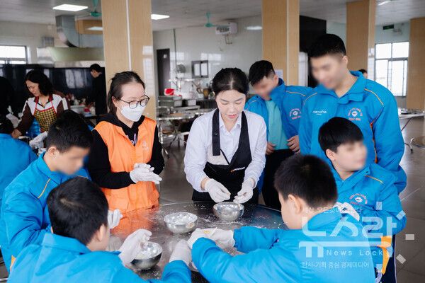 한화비전·아워홈 임직원이 시각장애 아이들과 떡 만들기 체험을 하고 있다. 사진=한화비전 [뉴스락]