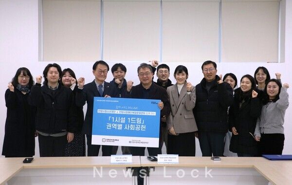 안양시청소년재단 안병일 대표이사(왼쪽 3번째)가 양 기관 직원들이 업무협약 체결 후 기념촬영을 하고 있다. 안양시청소년재단 제공 [뉴스락]