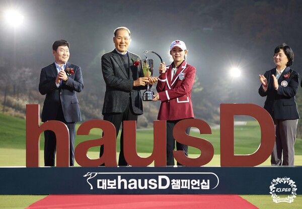 왼쪽 두번째 최등규 대보그룹 회장, 세번째 황유민 프로. 사진 KLPGA [뉴스락]