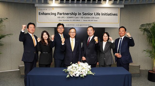 지난 22일, KB라이프타워에서 열린 ‘시니어 라이프 이니셔티브 공동 협력’ 행사 후, 정문철 KB라이프 대표이사(왼쪽 네 번째), 안상봉 KB골든라이프케어 대표이사(왼쪽 첫 번째), 와시미 다카미쓰 솜포케어 대표이사(왼쪽 다섯 번째) 등 주요 관계자들이 함께 기념촬영을 하고 있다. KB라이프 제공 [뉴스락]