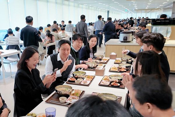 지난&nbsp;10월 정기선&nbsp;HD현대 회장(왼쪽에서 두 번째)이 경기도 성남&nbsp;HD현대 글로벌R&D센터(GRC)&nbsp;구내식당에서 임직원들과 점심을 함께하며 현장 소통에 나서고 있다. HD현대 제공 [뉴스락]