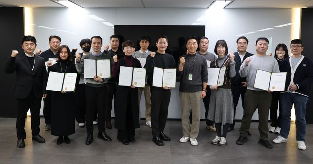 애큐온저축은행 김희상 대표이사(첫 번째 줄 오른쪽에서 네 번째)를 비롯해 사내강사들이 기념사진을 촬영하고 있다. 애큐온저축은행 제공 [뉴스락]