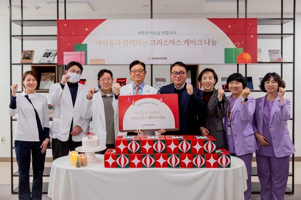 지난 22일 아워홈 임직원들이 중앙대광명병원을 찾아 크리스마스 케이크를 전달했다. 아워홈 제공 [뉴스락]
