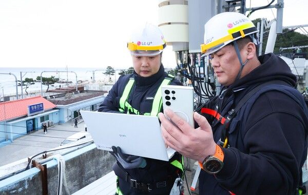 LG유플러스 임직원들이 강원 강릉시 정동진 인근에서 네트워크 장비를 점검하고 있는 모습. LG유플러스 제공 [뉴스락]