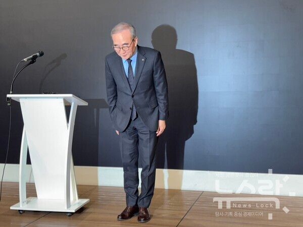 김영섭 KT 대표가 고개숙여 사과하고 있다. 사진=김도연 기자 [뉴스락]