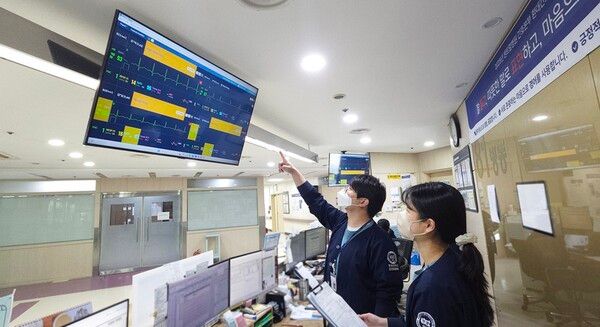 센트럴병원 의료진이 AI 모니터링 시스템을 활용해 입원환자 상태를 실시간으로 확인하고 있다. 대웅제약 제공 [뉴스락]
