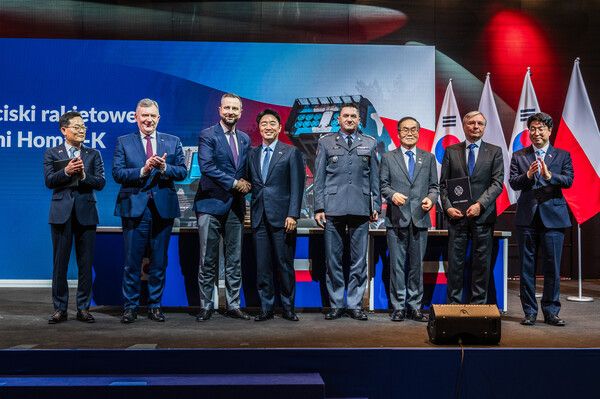 29일(현지시간)&nbsp;폴란드&nbsp;바르샤바&nbsp;군사&nbsp;박물관에서&nbsp;열린&nbsp;'천무&nbsp;3차&nbsp;실행계약&nbsp;체결식‘에서&nbsp;강훈식&nbsp;대통령실&nbsp;비서실장(왼쪽&nbsp;네번째)이&nbsp;코시니악&nbsp;카미슈&nbsp;폴란드&nbsp;부총리와&nbsp;악수하고&nbsp;있다.&nbsp;왼쪽부터&nbsp;손재일&nbsp;한화에어로스페이스&nbsp;대표이사,&nbsp;파베우&nbsp;베이다&nbsp;폴란드&nbsp;국방부&nbsp;차관,&nbsp;(왼쪽&nbsp;다섯번째부터)&nbsp;아르투르&nbsp;쿱텔&nbsp;폴란드&nbsp;군비청장,&nbsp;이용철&nbsp;방사청장,&nbsp;피오트르&nbsp;보이첵&nbsp;WB그룹&nbsp;회장,&nbsp;원종대&nbsp;국방부&nbsp;자원관리실장. 한화에어로스페이스 제공 [뉴스락]