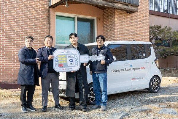 HDC현대산업개발은 30일 경기도 성남시 수정구에 있는 한국주택환경연구원에서 HDC 심포니 희망드림빌더 3기 최우수 수료생에 대한 창업 지원 차량 수여식을 개최했다. (사진 왼쪽부터 김영중 집으로가는길 대표, 이동훈 HDC현대산업개발 홍보팀장, 박진근 HDC 심포니 희망드림빌더 3기 최우수 수료자, 김대영 한국주택환경연구원장) HDC현대산업개발 제공 [뉴스락]