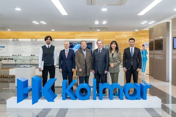 콜마홀딩스가&nbsp;지난&nbsp;2일 슈뢰더 전 총리 부부와 아부다비 투자진흥청 관계자 등이 한국콜마·콜마비앤에이치 세종공장을 방문했다. 콜마홀딩스 제공 [뉴스락]