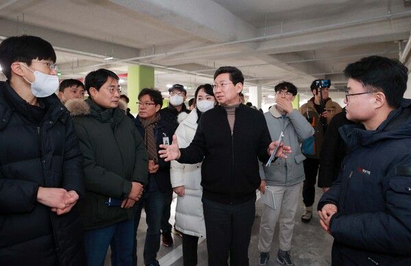 이상일 용인특례시장이 지난 1월 18일 경남아너스빌 디센트 건설 현장을 방문해 누수가 지적된 지하 주차장을 둘러보고 있는 모습. 용인특례시청 제공 [뉴스락]