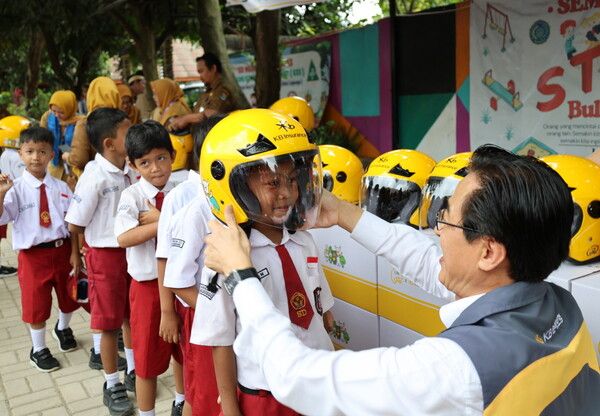 KB손해보험이&nbsp;인도네시아 취약계층 아동·청소년을 대상으로 이륜차 안전모 지원사업을 진행하며 ‘돌봄’과 ‘상생’의 가치를 전파하고 있다. KB손해보험 제공 [뉴스락]