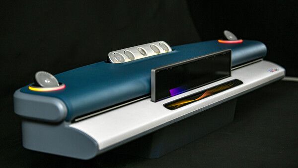 현대모비스가 다양한 디스플레이 전개 상황에 맞춰 음질을 최적화하고 실내 디자인 혁신을 통해 차별화된 사용자 경험을 제공하는 ‘무빙 사운드’ 시스템을 개발했다. 현대모비스 제공 [뉴스락]