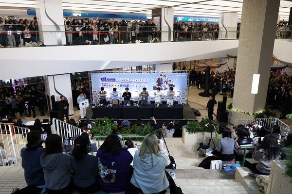 동아제약은 지난 9일 서울 강남 코엑스에서 박카스맛 젤리 전속모델인 가수 라이즈와 함께한 공개 팬사인회를 성황리 종료했다. 동아제약 제공 [뉴스락]