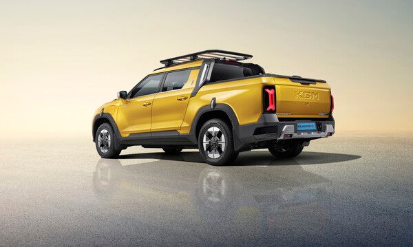 KG&nbsp;모빌리티가 픽업 통합 브랜드 ‘무쏘’의 첫 번째 라인업 ‘무쏘 EV(MUSSO EV)’의 외관 이미지를 공개했다. 사진 KG모빌리티 [뉴스락]