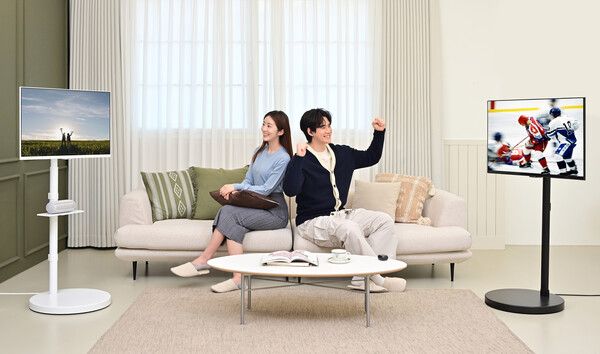 삼성전자 모델이 별도의 기기없이 인터넷만 연결되면 모니터에서 OTT와 같은 다양한 콘텐츠를 즐길 수 있는 삼성전자 스마트 모니터에 무빙스탠드를 결합한 무빙스타일을 체험하고 있다. 삼성전자 제공 [뉴스락]