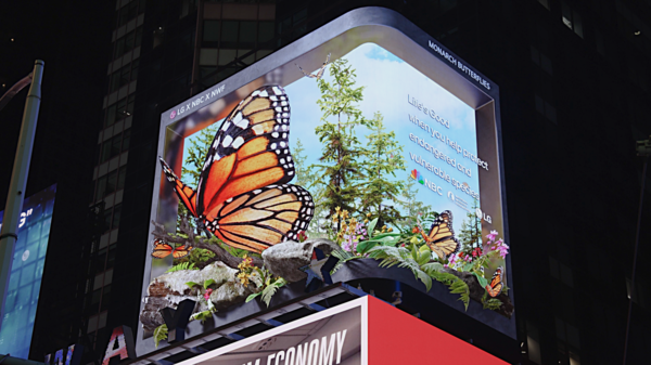 LG전자가 멸종위기에 처한 '모나크 나비'를 주제로 한 영상을 미국 타임스스퀘어에서 상영하고 있다. LG전자 제공 [뉴스락]