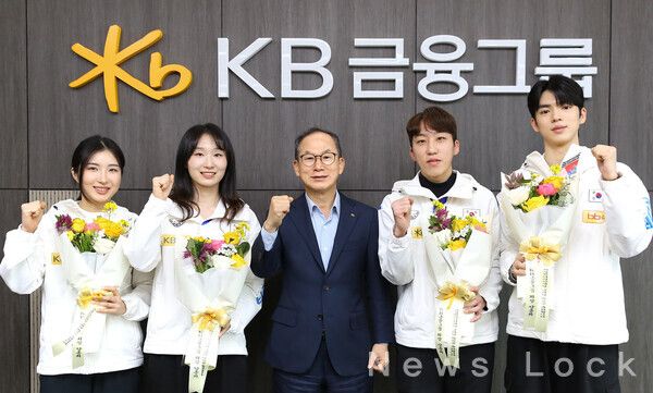 (왼쪽부터) 김길리 선수(쇼트트랙),최민정 선수(쇼트트랙),KB금융 양종희 회장,박지원 선수(쇼트트랙),차준환 선수(피겨 스케이팅)가 기념촬영을 하고 있다. KB금융그룹 제공 [뉴스락]