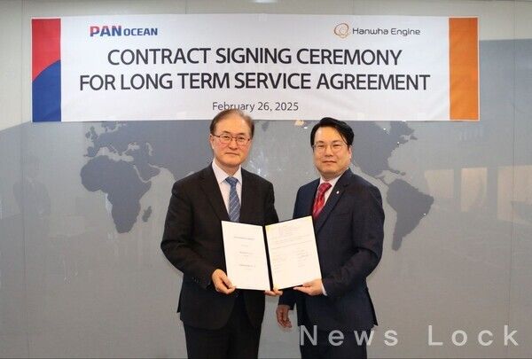 지난 26일 서울 팬오션 본사에서 열린 한화엔진-팬오션 LTSA 계약 체결식에 참석한 팬오션 안중호 대표(왼쪽), 한화엔진 유문기 대표(오른쪽)이 기념사진을 찍고 있다. 한화엔진 제공 [뉴스락]