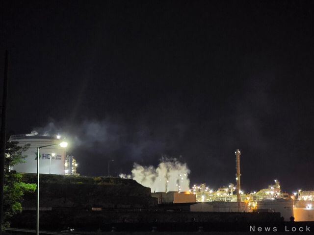 충청남도 서산시에 위치한 HD현대오일뱅크 공장에서 연기가 피어오르고 있다. 사진 이윤석 기자 [뉴스락]