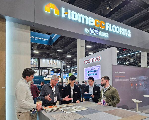 KCC글라스 관계자들이 'tise 2025'에 마련된 홈씨씨 인테리어 부스에서 방문객들과 상담하고 있다. 사진 KCC글라스 [뉴스락]