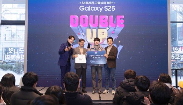 홍대&nbsp;T팩토리에서 ‘SK텔레콤 갤럭시&nbsp;S25&nbsp;더블업 파티(DOUBLE UP PARTY)가 진행됐다.&nbsp;사진은 왼쪽부터 행사 진행을 맡은 장성규 아나운서,&nbsp;윤남호 삼성전자 영업1그룹 상무, SKT&nbsp;갤럭시&nbsp;S25&nbsp;시리즈&nbsp;1호 개통 고객 서경덕 씨(35세,&nbsp;인천시),&nbsp;김상범&nbsp;SKT&nbsp;유통본부장. SKT 제공 [뉴스락]