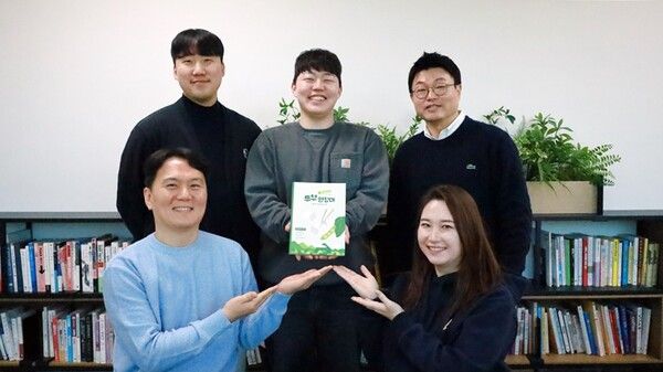 삼성웰스토리의 푸드디깅 북 '두부원정대' 의 저자 임직원 5명이 책을 선보이고 있다.&nbsp;삼성웰스토리 제공 [뉴스락]