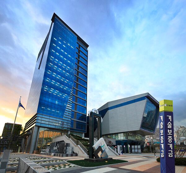 기술보증기금(이하 기보)은 제주대학교, 전남대학교, 조선대학교 등 3개 대학교(이하 대학교)와 '창업중심대학 사업 수행을 위한 업무협약'을 체결했다. 기술보증기금 제공 [뉴스락]