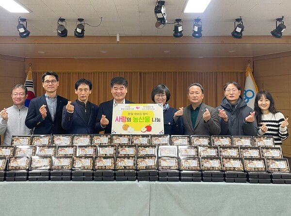 NH농협은행은&nbsp;리스크관리부문 양재영 부행장과 임직원이&nbsp;지난 7일 서대문종합사회복지관을 찾아 농산물 나눔을 실시했다. NH농협은행 제공 [뉴스락]