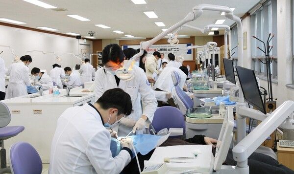 동국제약과 대한치주과학회는 지난 14일 한양여자대학교에서&nbsp;'사랑의 스케일링' 봉사 활동을 진행했다. 동국제약 제공 [뉴스락]