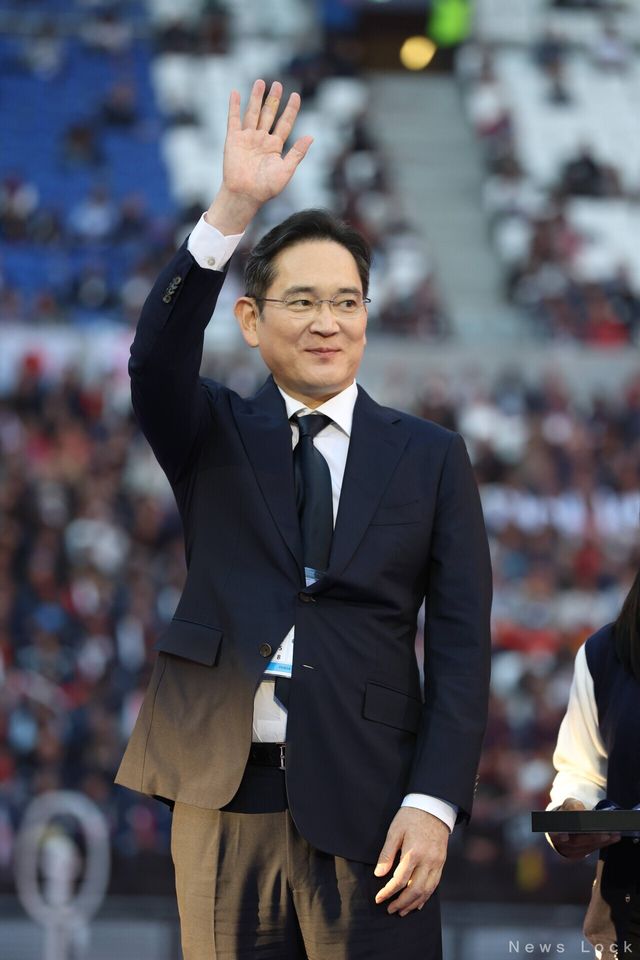 프랑스 리옹 소재 그루파마스타디움에서 열린 국제기능올림픽 폐회식에 참석한 이재용 회장이 메달 시상을 위해 이동하는 모습. 삼성전자 제공 [뉴스락]